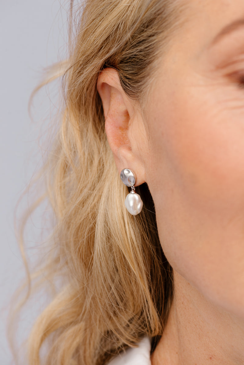 Khloe Keshi Pearl & Matte Silver Earring