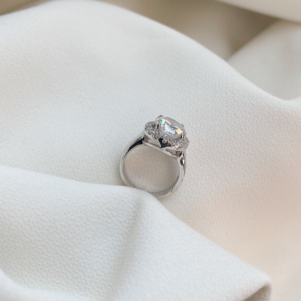 Melody Round Claw Set Dress Ring